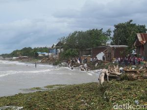 Gubernur Sulsel Tinjau Rumah di Takalar yang Ambruk karena Abrasi