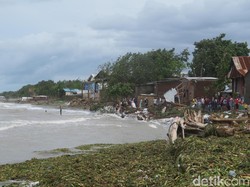 Gubernur Sulsel Tinjau Rumah di Takalar yang Ambruk karena Abrasi