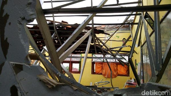 Ngeri! Atap 4 Ruang Kelas di SD Palebon 01 Semarang Roboh