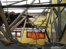 Suara Gemuruh Terdengar Saat Atap SDN Palebon 01 Semarang Roboh