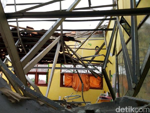 Ngeri! Atap 4 Ruang Kelas di SD Palebon 01 Semarang Roboh