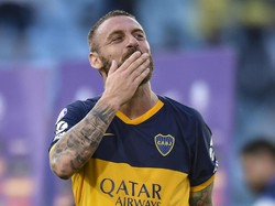 Daniele De Rossi Gantung Sepatu