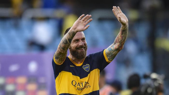 Daniele De Rossi dikabarkan memutuskan kontraknya di Boca Juniors dan segera pensiun (Foto: Photo by Marcelo Endelli/Getty Images) Daniele De Rossi dikabarkan memutuskan kontraknya di Boca Juniors dan segera pensiun (Foto: Photo by Marcelo Endelli/Getty Images)