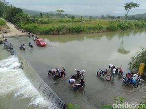 Melihat Jalan Antardesa di Citeureup Bogor yang Selalu Tergenang Air Sungai