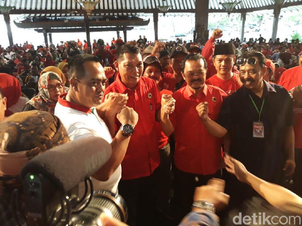 Temui Massa Pendukung, Purnomo-Teguh Bicara Selamatkan Solo Temui Massa Pendukung, Purnomo-Teguh Bicara Selamatkan Solo