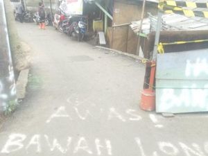 Akses ke Penggilingan Cakung Terputus karena Jalanan Ambles