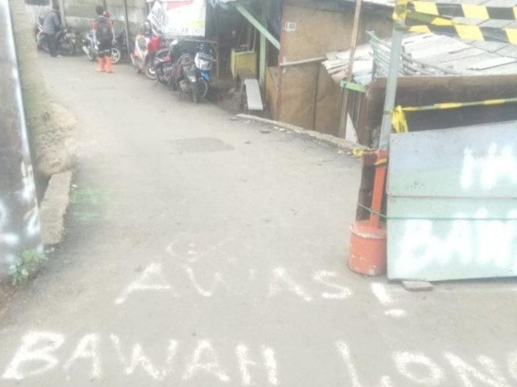 Akses ke Penggilingan Cakung Terputus karena Jalanan Ambles Akses ke Penggilingan Cakung Terputus karena Jalanan Ambles