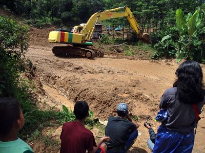 Upaya Membuka Akses Jalan Longsor Sukajaya