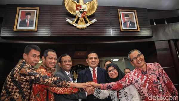 Satukan Tangan! Mahfud Md dan Pimpinan KPK Siap Perangi Korupsi