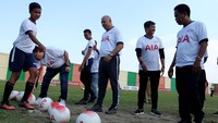 Pelatihan yang diikuti 60 peserta siswa sekolah sepakbola (SSB) sekaligus pemberian 500 bola kepada sejumlah SSB di Sumatera Utara guna mendukung generasi muda untuk mencintai olahraga. Foto: dok. AIA