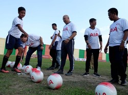Pelatihan yang diikuti 60 peserta siswa sekolah sepakbola (SSB) sekaligus pemberian 500 bola kepada sejumlah SSB di Sumatera Utara guna mendukung generasi muda untuk mencintai olahraga. Foto: dok. AIA