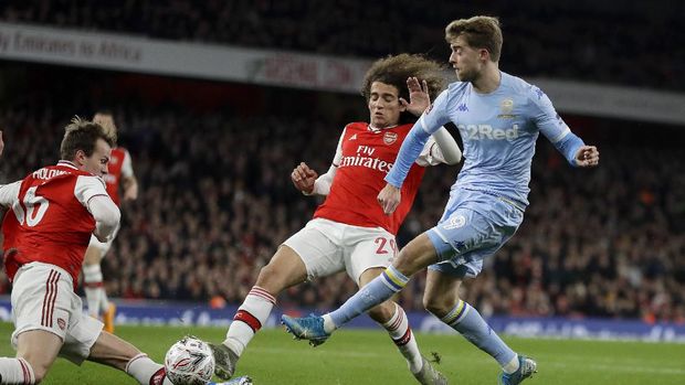 Patrick Bamford (biru) sering mengancam Arsenal.