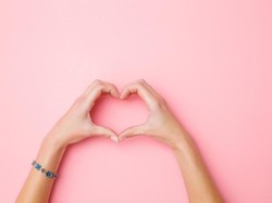 35 Pantun Cinta yang Bikin Hati Pasangan Klepek-klepek