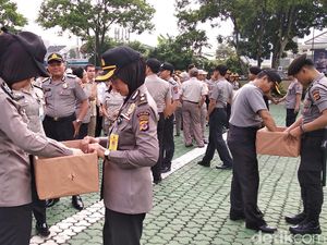Polisi di Jabar Ngencleng Bantu Korban Bencana Alam