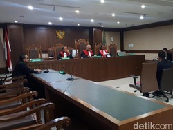 Bantah Terima Suap, Eks Anggota DPR Nyoman Dhamantra Nangis di Sidang