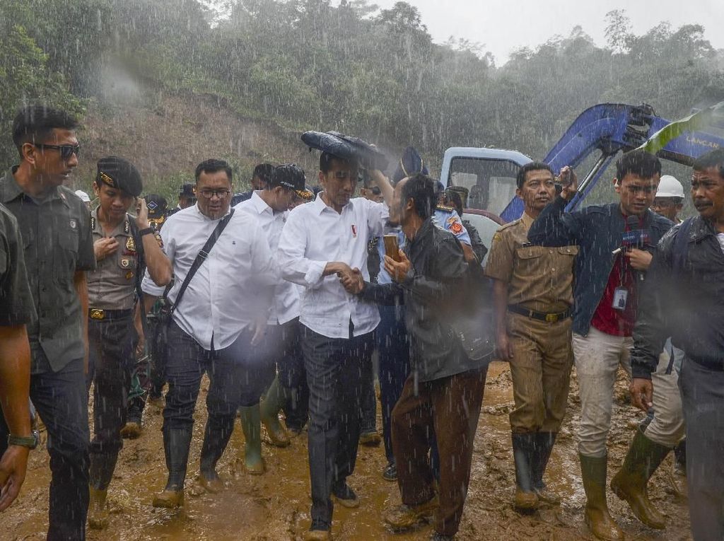 Hujan-Hujanan Jokowi Kunjungi Lokasi Longsor Sukajaya