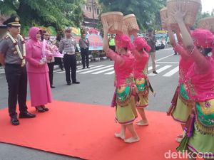 Tari Boran Sambut Pergantian Kapolres Lamongan yang Baru