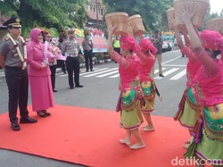 Tari Boran Sambut Pergantian Kapolres Lamongan yang Baru
