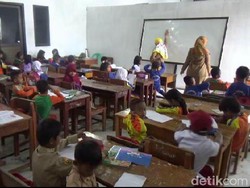 Terdampak Kereta Cepat, 261 Siswa SD di Purwakarta Belajar di Aula Desa