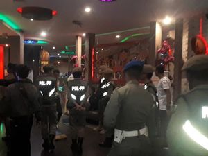 Satpol PP Pekanbaru Razia Tempat Hiburan Malam Satpol PP Pekanbaru Razia Tempat Hiburan Malam