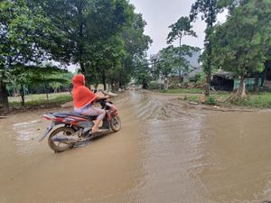 Licin, Jalanan di Kompleks Perumahan Kemang IFI Bekasi Berlumpur Pascabanjir
