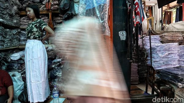 Pasar Jatinegara Kembali Berdenyut Usai Banjir Surut