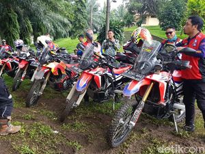 Terabas Desa Terisolir Lokasi Longsor Bogor Pakai Motor Off Road