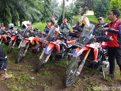 Terabas Desa Terisolir Lokasi Longsor Bogor Pakai Motor Off Road