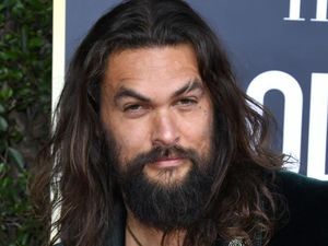 Alasan Manis di Balik Viral Jason Momoa Cuma Pakai Singlet di Golden Globes Alasan Manis di Balik Viral Jason Momoa Cuma Pakai Singlet di Golden Globes
