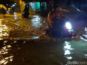 Tanggul Sungai Babakan Jebol, Ketanggungan Brebes Terendam 1 Meter