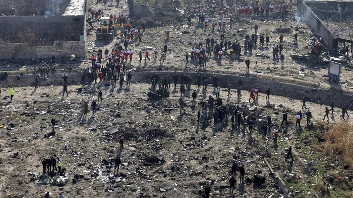 TKP Jatuhnya Pesawat Ukraina di Iran (Foto: AP Photo) TKP Jatuhnya Pesawat Ukraina di Iran (Foto: AP Photo)