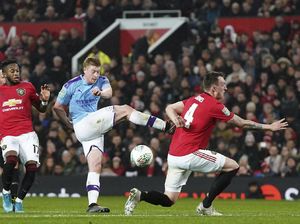 Phil Jones Vs Man City: Digocek De Bruyne, Langsung Disuruh Pensiun Phil Jones Vs Man City: Digocek De Bruyne, Langsung Disuruh Pensiun
