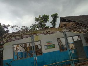 Kayu Sudah Lapuk, Atap SDN di Jember Ambruk