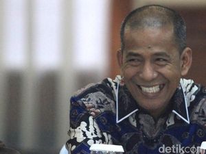 Hakim MK Keluarkan Jokes Mancing Saat Dengar Bantahan Cawalkot Tangsel Hakim MK Keluarkan Jokes Mancing Saat Dengar Bantahan Cawalkot Tangsel