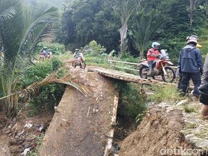 Anak Trail Bahu Membahu Buka Jalur Tertimbun Longsor