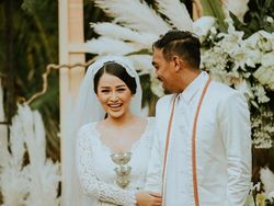 Ziarah ke Makam Glenn Fredly, Mutia Ayu Bawa Bunga Putih