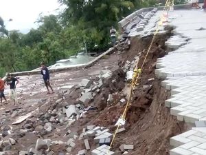 Lahan Parkir Wisata Cimory Ambrol, Puluhan Motor Pekerja Tertimbun