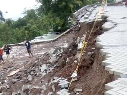 Lahan Parkir Wisata Cimory Ambrol, Puluhan Motor Pekerja Tertimbun