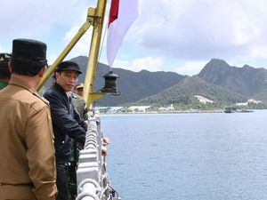 Kunjungi Pangkalan AL Terpadu di Natuna, Jokowi Naik KRI Usman Harun