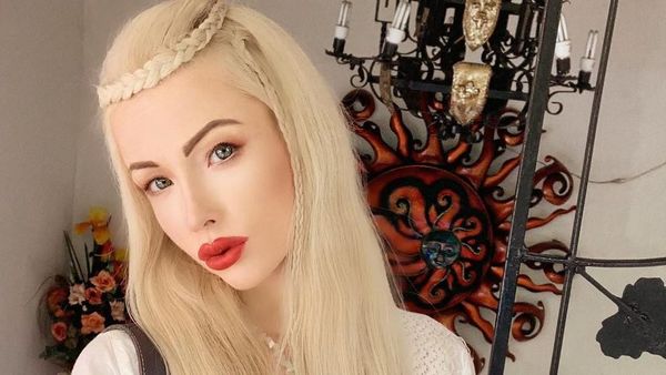 Potret Wanita yang Kini Tak Suka Penampilan Cantiknya Mirip Barbie