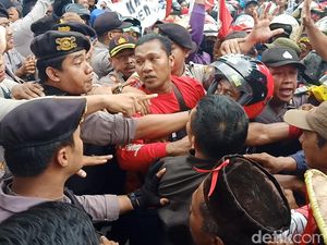 Warga Lereng Kelud Demo Tuntut Kejelasan untuk Garap Lahan Perhutani