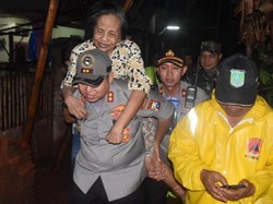 Saat Polisi Pasuruan Kota Gendong Lansia Sakit yang Jadi Korban Banjir