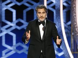 Joaquin Phoenix Sebut Dirinya Cuma Debu dan Bangkit Karena Ibu
