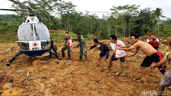 Sukajaya Terisolir, Bantuan Dikirim Pakai Helikopter