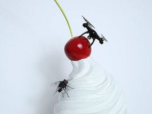 Unik Banget! Ada Patung Lalat di Atas Es Krim di London