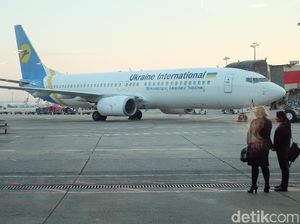 Wanita Ini Duduk di Sayap Pesawat, Mengaku karena Kepanasan
