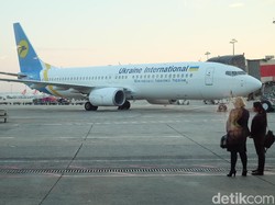 Wanita Ini Duduk di Sayap Pesawat, Mengaku karena Kepanasan