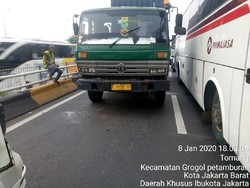 Kecelakaan Beruntun di Jalan Layang Grogol Jakbar, Lalin Macet