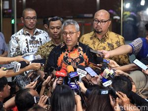 Video: Rekannya Ditangkap, 4 Komisioner KPU Sambangi KPK Video: Rekannya Ditangkap, 4 Komisioner KPU Sambangi KPK