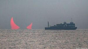 Foto: Matahari Terbit Seperti Mata Setan